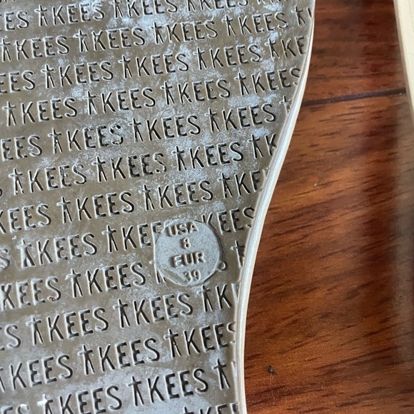 Tkees Tan Flip Flops Size 8 - Picture 2 of 2